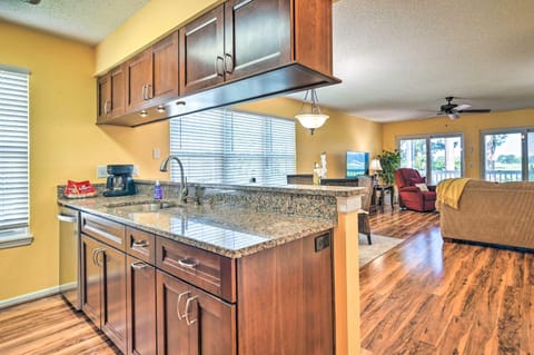 Pool, Patio and Golf Course Views Myrtle Beach Gem Apartment in Carolina Forest