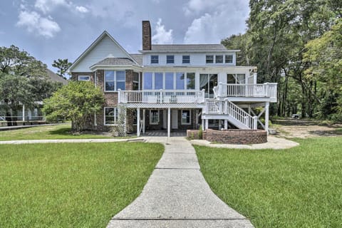 Waterfront Sunset Beach Escape with Golf View House in Calabash