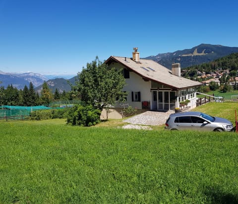 Property building, Natural landscape, Garden, Garden view, Mountain view, Parking
