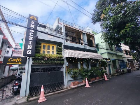 Property building, Day, Neighbourhood, Street view, Location
