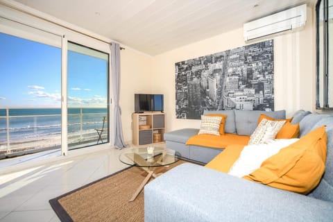 Day, Natural landscape, TV and multimedia, View (from property/room), Living room, Sea view, internet, air conditioner