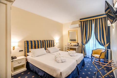 Bed, TV and multimedia, Photo of the whole room, Bedroom, towels