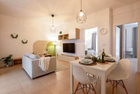 TV and multimedia, Living room, Seating area, Dining area