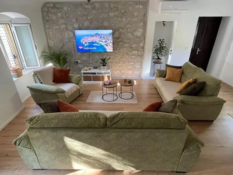 Communal lounge/ TV room, TV and multimedia, Living room, Seating area, Evening entertainment