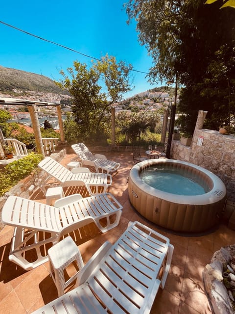 Property building, Hot Tub, Swimming pool