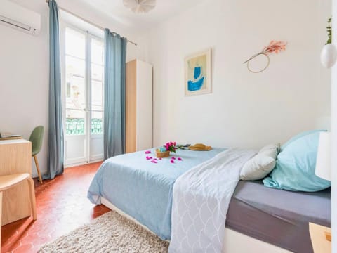 Bed, Photo of the whole room, Seating area, Bedroom, air conditioner