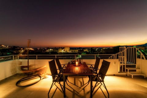 View (from property/room), Balcony/Terrace, Balcony/Terrace, Seating area, Dining area, Sunset, internet