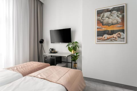 Bed, TV and multimedia, Bedroom