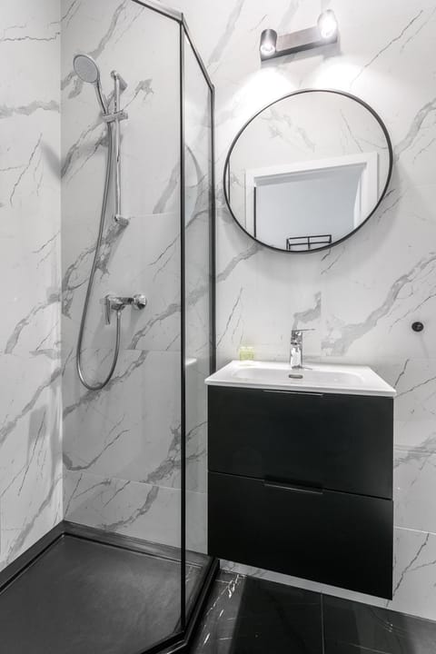 Shower, Bathroom, Windsurfing