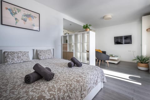 Bed, Bedroom, towels
