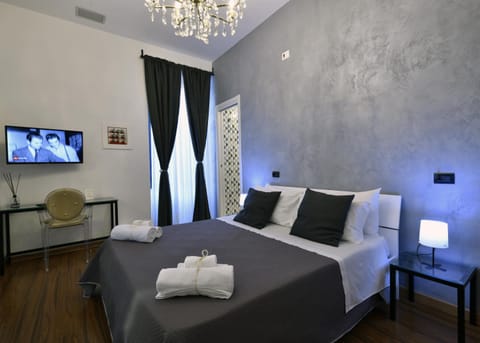 Bed, TV and multimedia, Photo of the whole room, Bedroom, towels