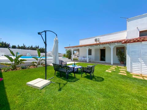 Property building, Garden, Swimming pool