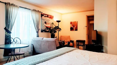 TV and multimedia, Seating area, Bedroom