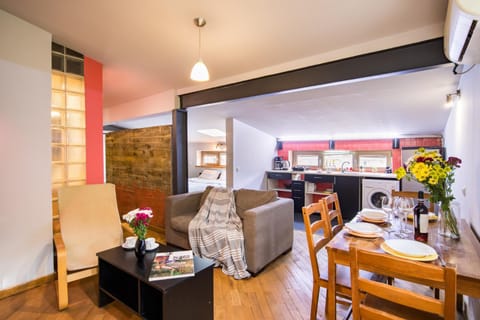 Kitchen or kitchenette, Living room, Seating area, Dining area