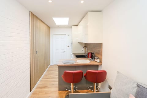 Kitchen or kitchenette, Dining area, oven