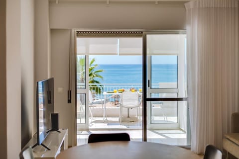 Natural landscape, TV and multimedia, View (from property/room), Balcony/Terrace, Dining area, Beach, Sea view, hair dresser