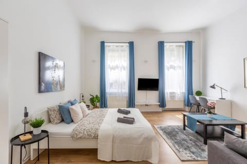 Bed, TV and multimedia, Photo of the whole room, Seating area, Evening entertainment, Bedroom
