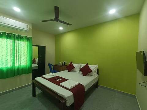 Bed, TV and multimedia, Photo of the whole room, Bedroom, fireplace, air conditioner