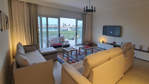 Communal lounge/ TV room, Living room, Seating area, Evening entertainment