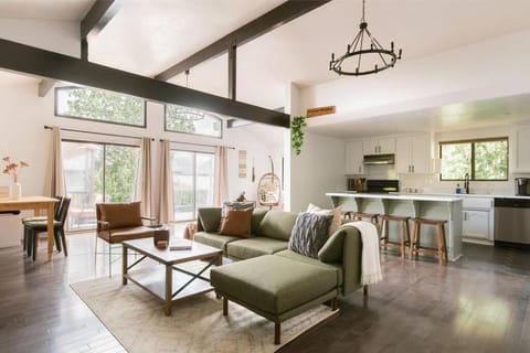 Kitchen or kitchenette, Living room, Seating area, Dining area, minibar