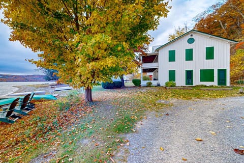 Seneca Vintage House in Seneca Lake