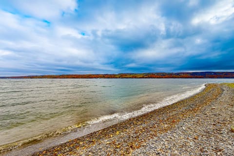 Seneca Vintage House in Seneca Lake
