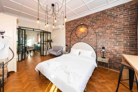 Bed, Living room, Photo of the whole room, Seating area, Bedroom