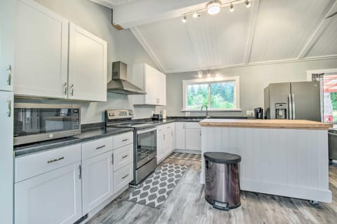 Cozy North Bend Getaway Near Dunes and Ocean! House in Oregon