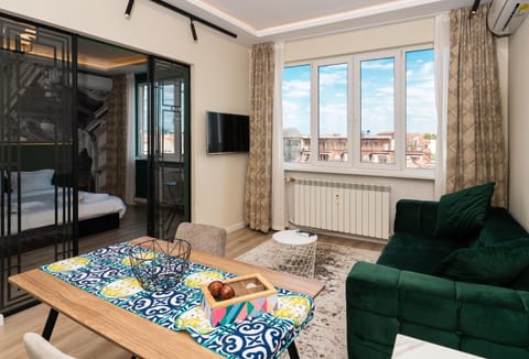Bed, TV and multimedia, Living room, Photo of the whole room, Seating area, Bedroom, internet