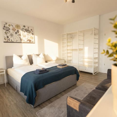 Bed, Bedroom, towels