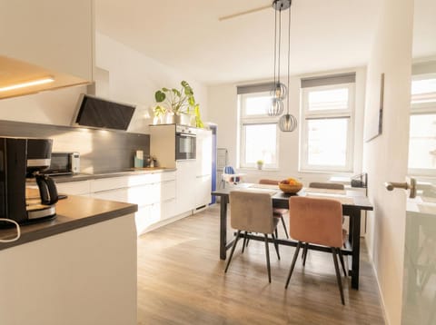 Coffee/tea facilities, Dining area, oven, stove, kitchen