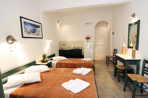 Property building, Bed, Kitchen or kitchenette, Photo of the whole room