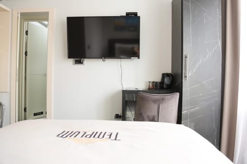 Bed, TV and multimedia, Photo of the whole room, Bedroom