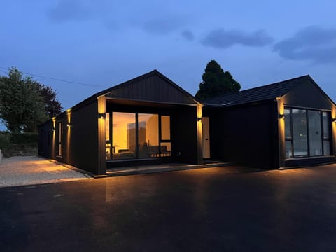 "Deerpark Villa - Sleeps 8, Views of The Rock & Cashel Palace Hotel" Villa in Co. Tipperary, Ireland