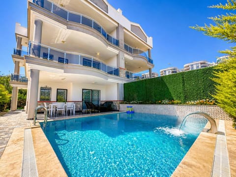 Property building, Patio, Day, Pool view, Swimming pool, sunbed