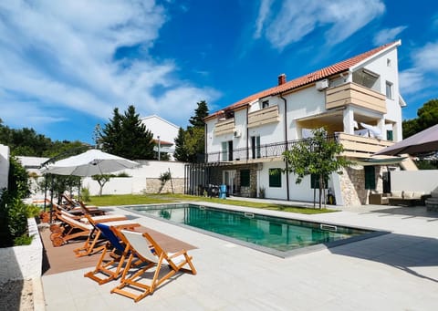 Property building, Garden, Pool view, Swimming pool, sunbed