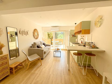 Living room, Dining area, internet, kitchen