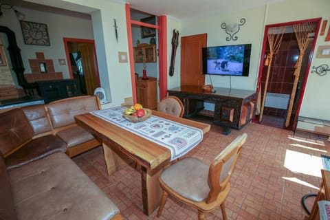 Communal lounge/ TV room, TV and multimedia, Seating area