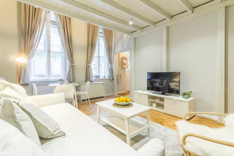 TV and multimedia, Living room, Evening entertainment