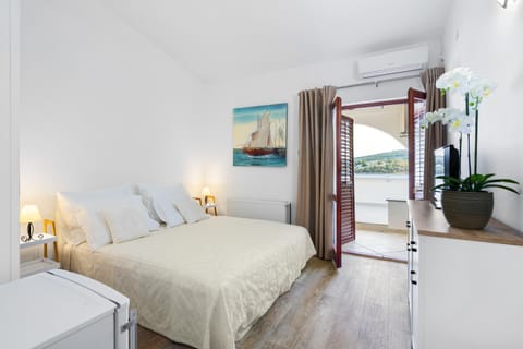 Bed, Natural landscape, TV and multimedia, Photo of the whole room, Bedroom, air conditioner