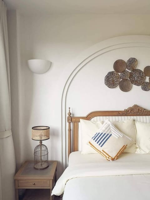 Bed, Photo of the whole room, Decorative detail, Seating area, Bedroom