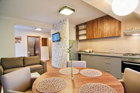 Kitchen or kitchenette, Living room, Seating area, Dining area