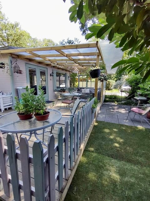 Property building, Patio, Garden, Garden, Balcony/Terrace, Dining area, Garden view