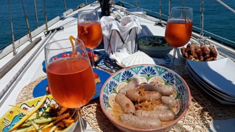 La tua stanza a vela sul mare Docked boat in Bari