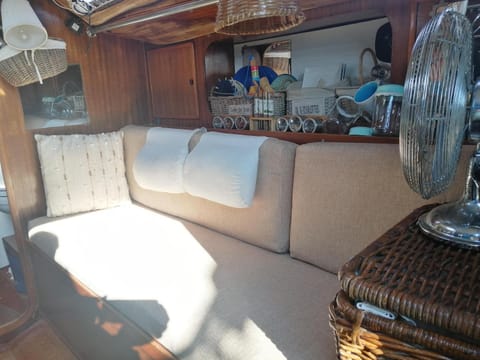 La tua stanza a vela sul mare Docked boat in Bari