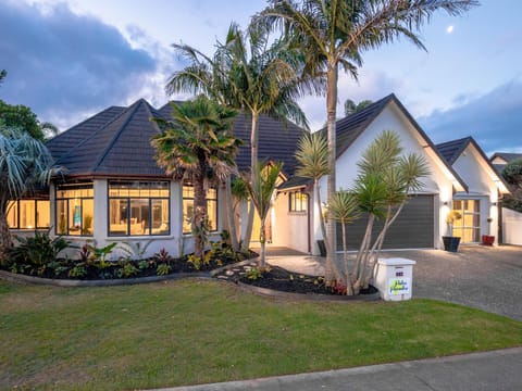 Property building, Garden view, Street view