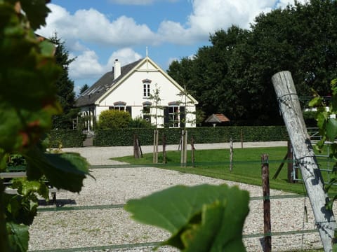 Facade/entrance, Area and facilities