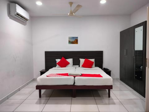 Bed, fireplace, towels, air conditioner
