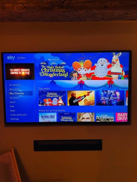 Luxury House sleeps 14 with Secret Bar near Bath House in Warminster