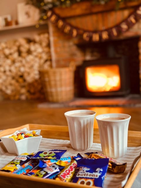 Luxury House sleeps 14 with Secret Bar near Bath House in Warminster